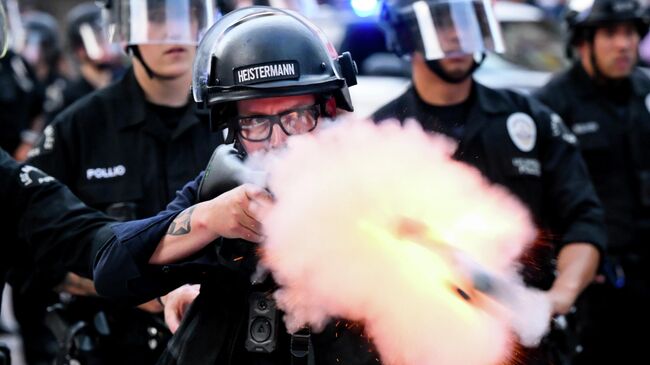 Сотрудники полиции во время акции протеста День без королей против политики Трампа в Лос-Анджелесе, США. 14 июня 2025 Сотрудники полиции во время акции протеста День без королей против политики Трампа в Лос-Анджелесе, США. 14 июня 2025