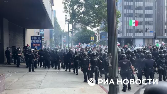 Полиция оттесняет протестующих в Лос-Анджелесе