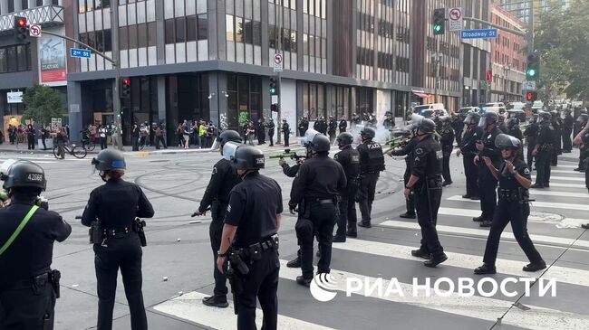 Полиция в Лос-Анджелесе применяет резиновые пули против протестующих