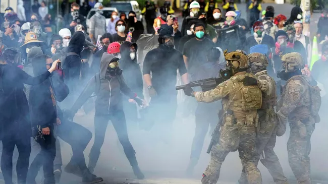 Участники акции протеста День без королей против политики Трампа в Портленде, США
