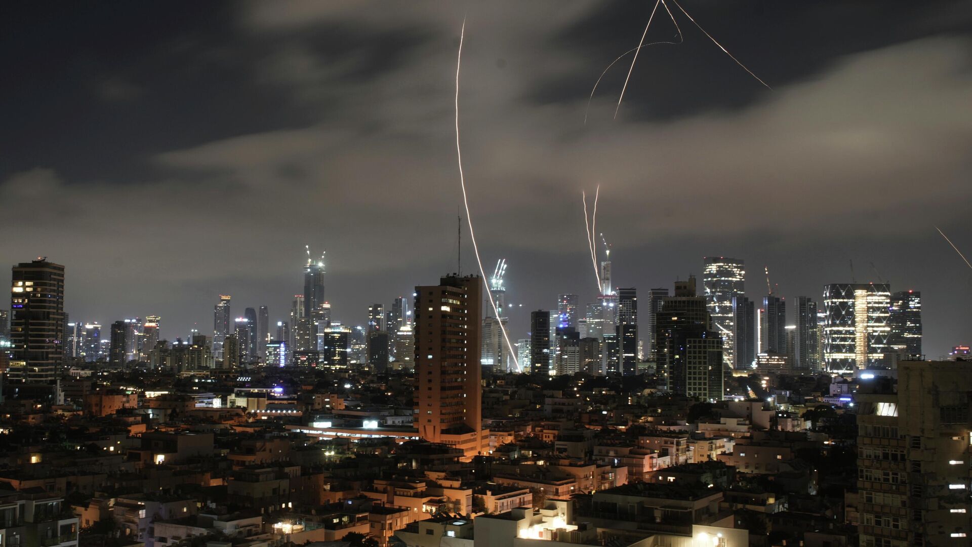 Работа ПВО в Тель-Авиве во время иранской атаки - РИА Новости, 1920, 15.06.2025