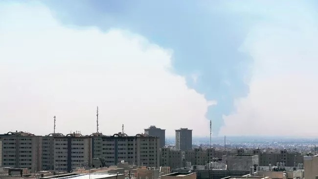 Дым на месте израильского авиаудара на юге Тегерана, Иран