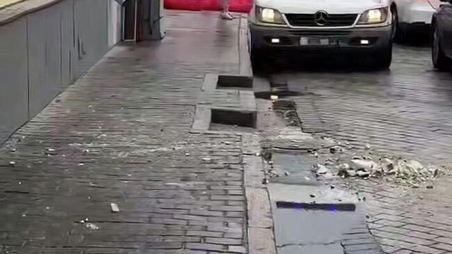 В Большом Спасоглинищевском переулке обрушился фасад здания. Кадр видео из соцсетей