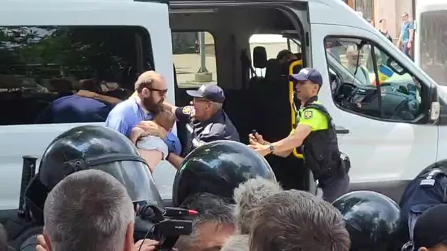 Полиция задерживает мужчину с ребенком на руках на акции против поддержки ЛГБТ* в Кишиневе