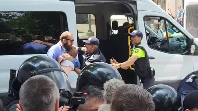 Полиция задерживает мужчину с ребенком на руках на акции против поддержки ЛГБТ* в Кишиневе