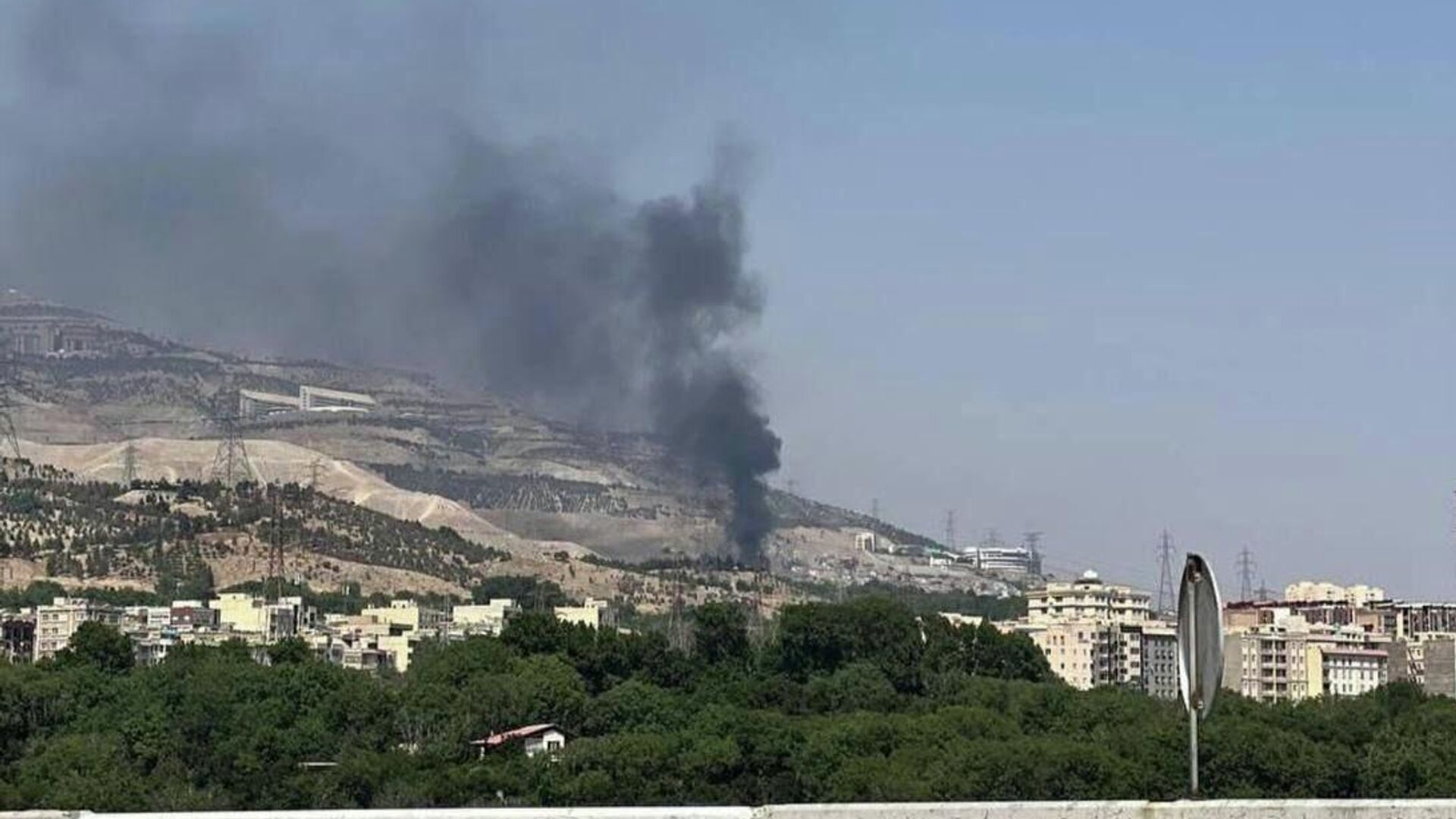 Дым в районе аэропорта Мехрабад в Тегеране, Иран - РИА Новости, 1920, 22.06.2025