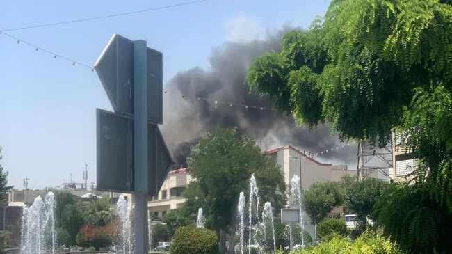 Дым на месте израильского авиаудара в Тегеране, Иран