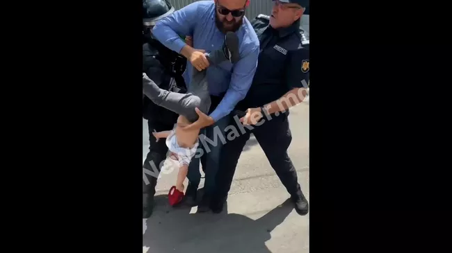 Силовики вырвали ребенка из рук отца во время митинга против поддержки ЛГБТ* в Кишиневе