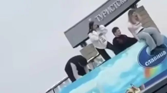Подростки на крыше фургона с мороженым в Нижнем Новгороде. Кадр видео из соцсетей
