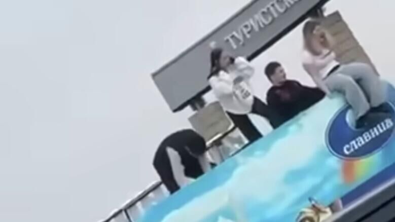 Подростки на крыше фургона с мороженым в Нижнем Новгороде. Кадр видео из соцсетей0