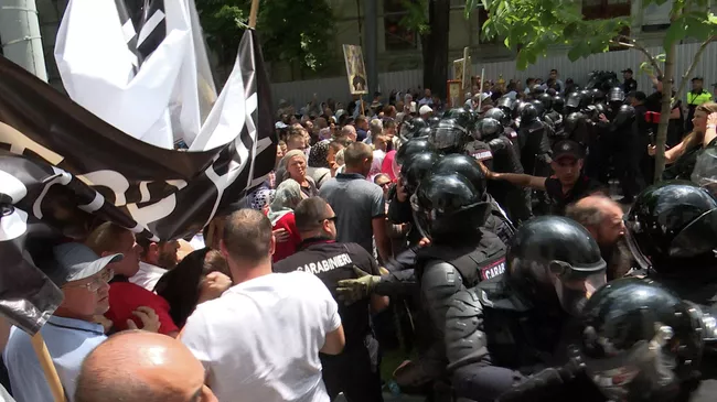 Стычка полиции со священником в Кишиневе