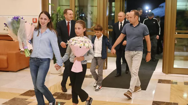 Президент России Владимир Путин встречает в аэропорту Внуково граждан России, которые были освобождены в результате обмена. Слева на первом плане – Анна Дульцева с дочерью; слева на втором плане – директор Службы внешней разведки РФ Сергей Нарышкин; справа – Артем Дульцев