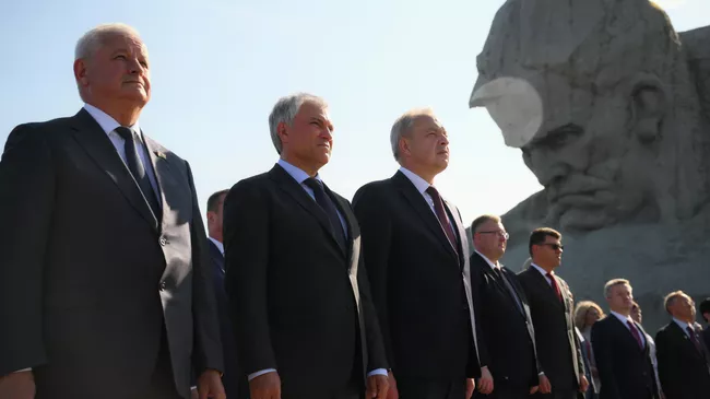 Заместитель премьер-министра Белоруссии Петр Пархомчик, председатель Государственной Думы РФ Вячеслав Володин и председатель Палаты представителей Национального собрания Белоруссии Игорь Сергеенко на церемонии возложения венка и цветов к Вечному огню на территории мемориального комплекса Брестская крепость-герой