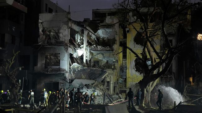 Спасатели работают на месте завалов после иранской атаки на Тель-Авив