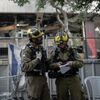 Израильские спасатели на дежурстве после иранского ракетного удара по центру Тель-Авива