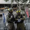 Израильские спасатели на дежурстве после иранского ракетного удара по центру Тель-Авива
