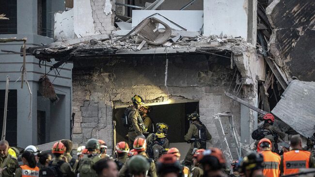 Израильские спасатели на дежурстве после иранского ракетного удара по центру Тель-Авива