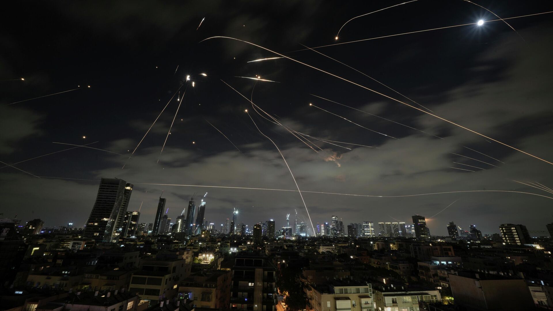 Работа израильской системы ПРО Железный купол над Тель-Авивом - РИА Новости, 1920, 17.06.2025