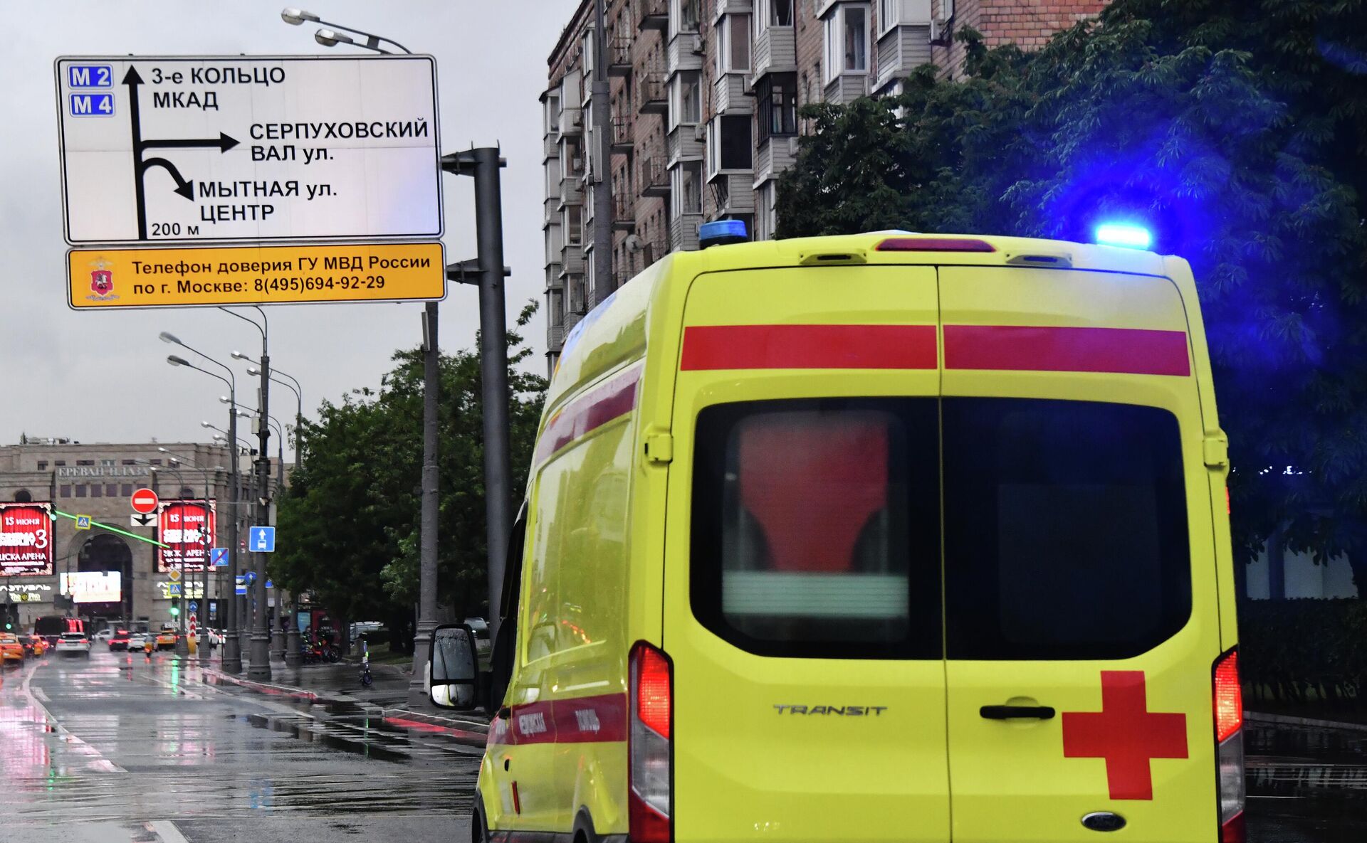 Автомобиль скорой помощи на улице Москвы Автомобиль скорой помощи на улице Москвы - РИА Новости, 1920, 27.08.2025