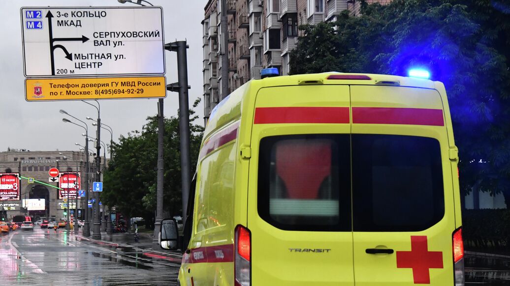 © РИА Новости / Наталья СеливерстоваПерейти в медиабанк<br>Автомобиль скорой помощи на улице Москвы