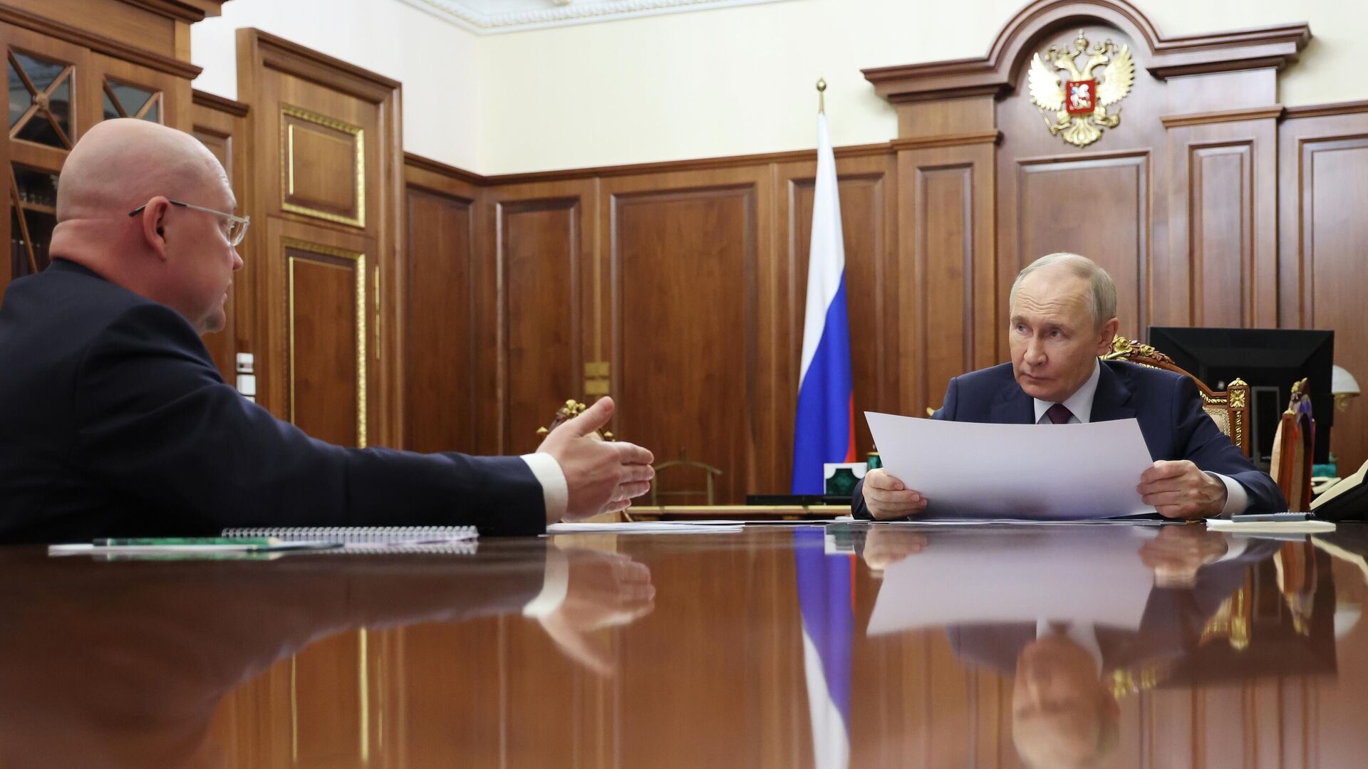 Президент РФ Владимир Путин и губернатор Севастополя Михаил Развожаев во время встречи - РИА Новости, 1920, 16.06.2025