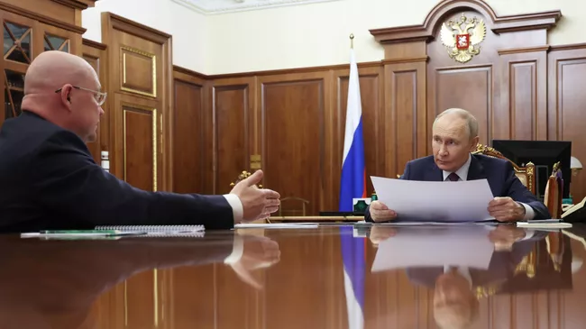Президент РФ Владимир Путин и губернатор Севастополя Михаил Развожаев во время встречи