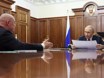 Президент РФ Владимир Путин и губернатор Севастополя Михаил Развожаев во время встречи