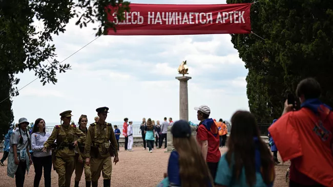Дети на территории международного детского центра Артек в Крыму
