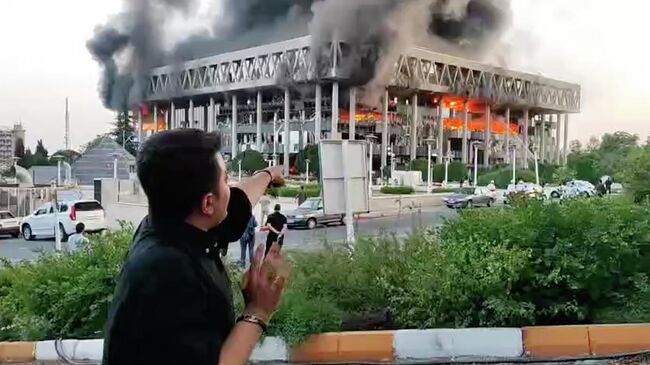 Здание офиса телерадиокомпании IRIB после израильского удара
