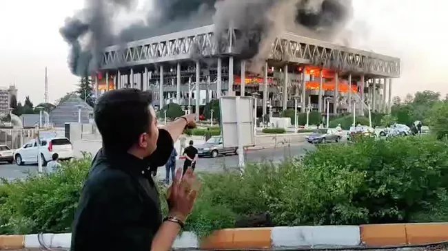 Здание офиса телерадиокомпании IRIB после израильского удара