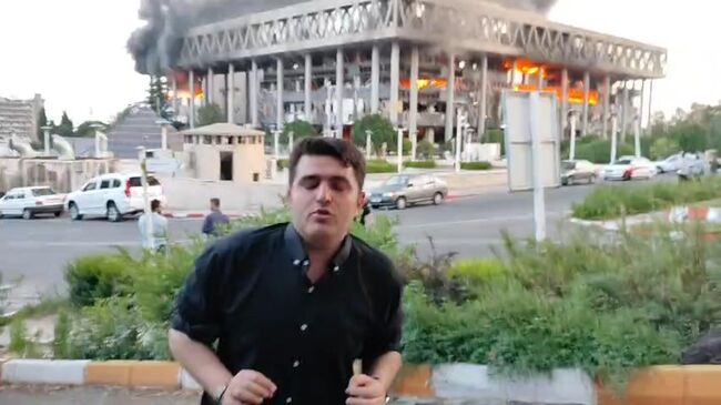 Горящий офис компании, подвергшейся, по ее заявлению, израильскому удару