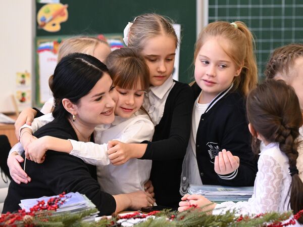 Учительница и ученики перед началом урока в школе