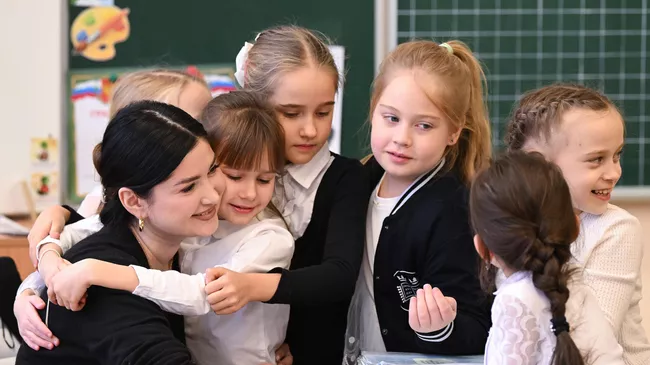 Учительница и ученики перед началом урока в школе