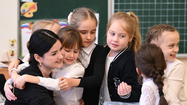 Учительница и ученики перед началом урока в школе