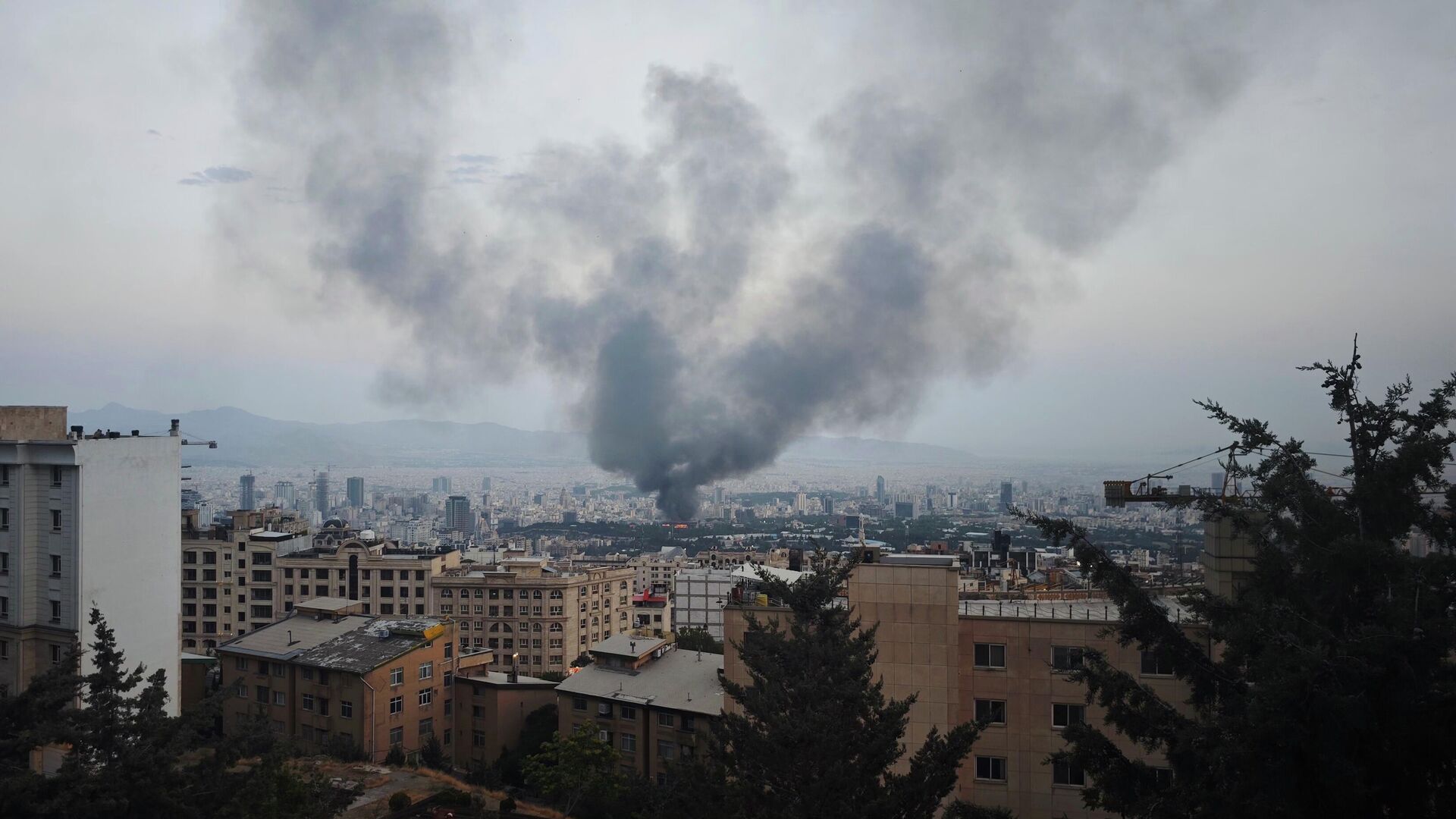 Последствия удара по зданию гостелерадиокомпании Ирана со стороны Израиля - РИА Новости, 1920, 16.06.2025