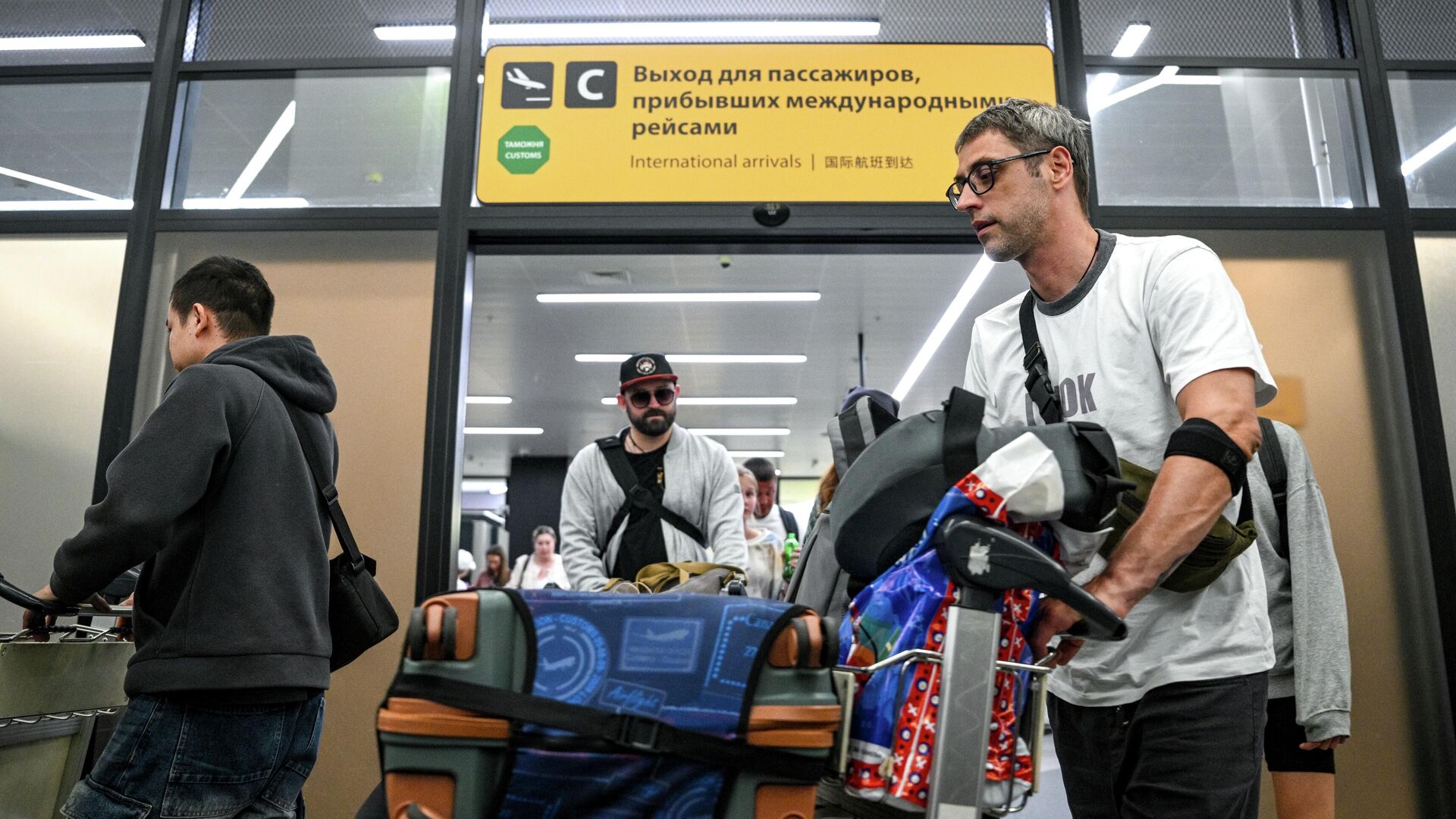 Эвакуированные из Ирана россияне прибыли в аэропорт Шереметьево - РИА Новости, 1920, 16.06.2025