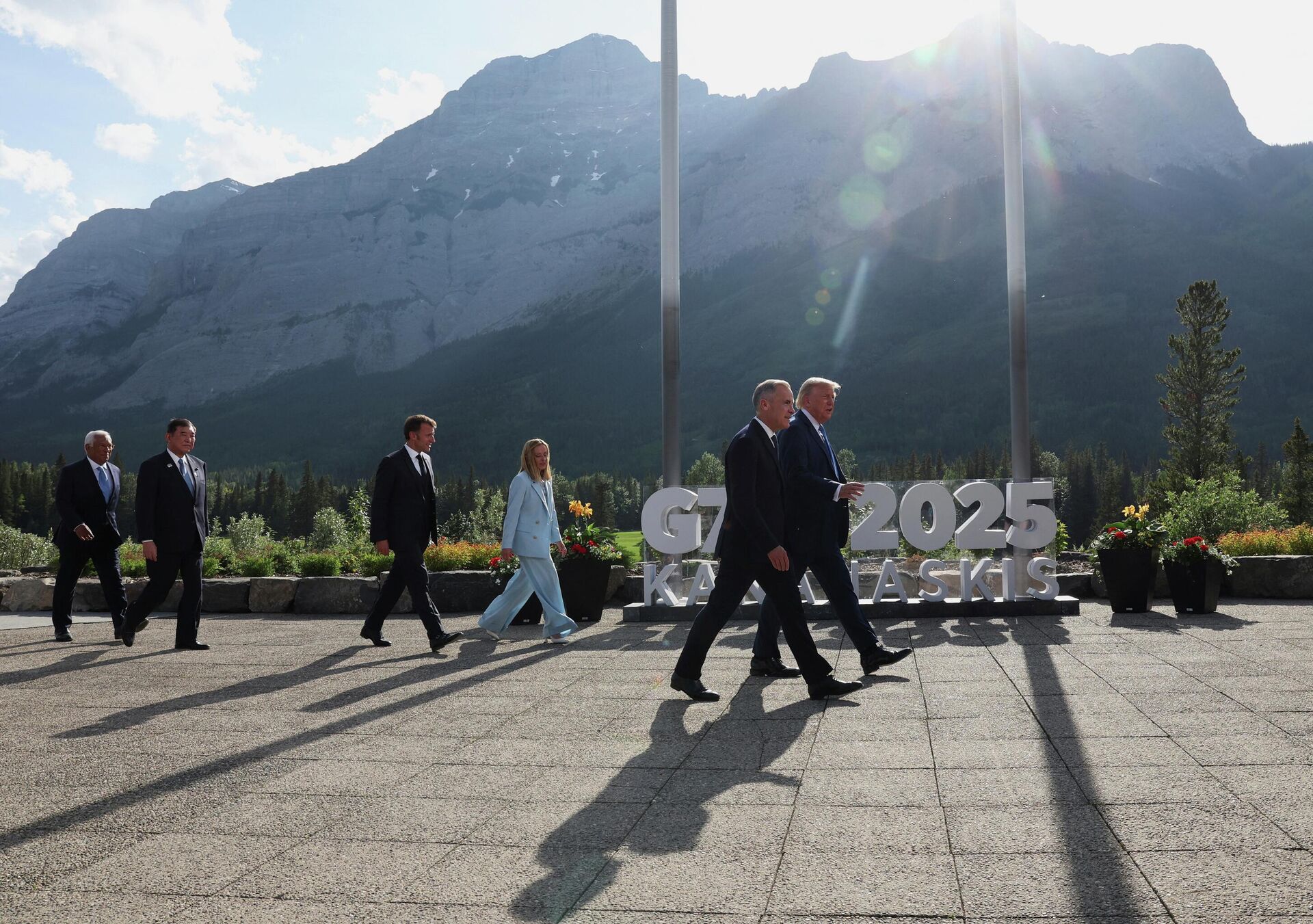 Президент США Дональд Трамп во время саммита G7 Президент США Дональд Трамп во время саммита G7 - РИА Новости, 1920, 19.06.2025