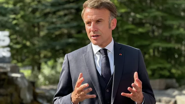 Президент Франции Эммануэль Макрон на полях саммита G7 