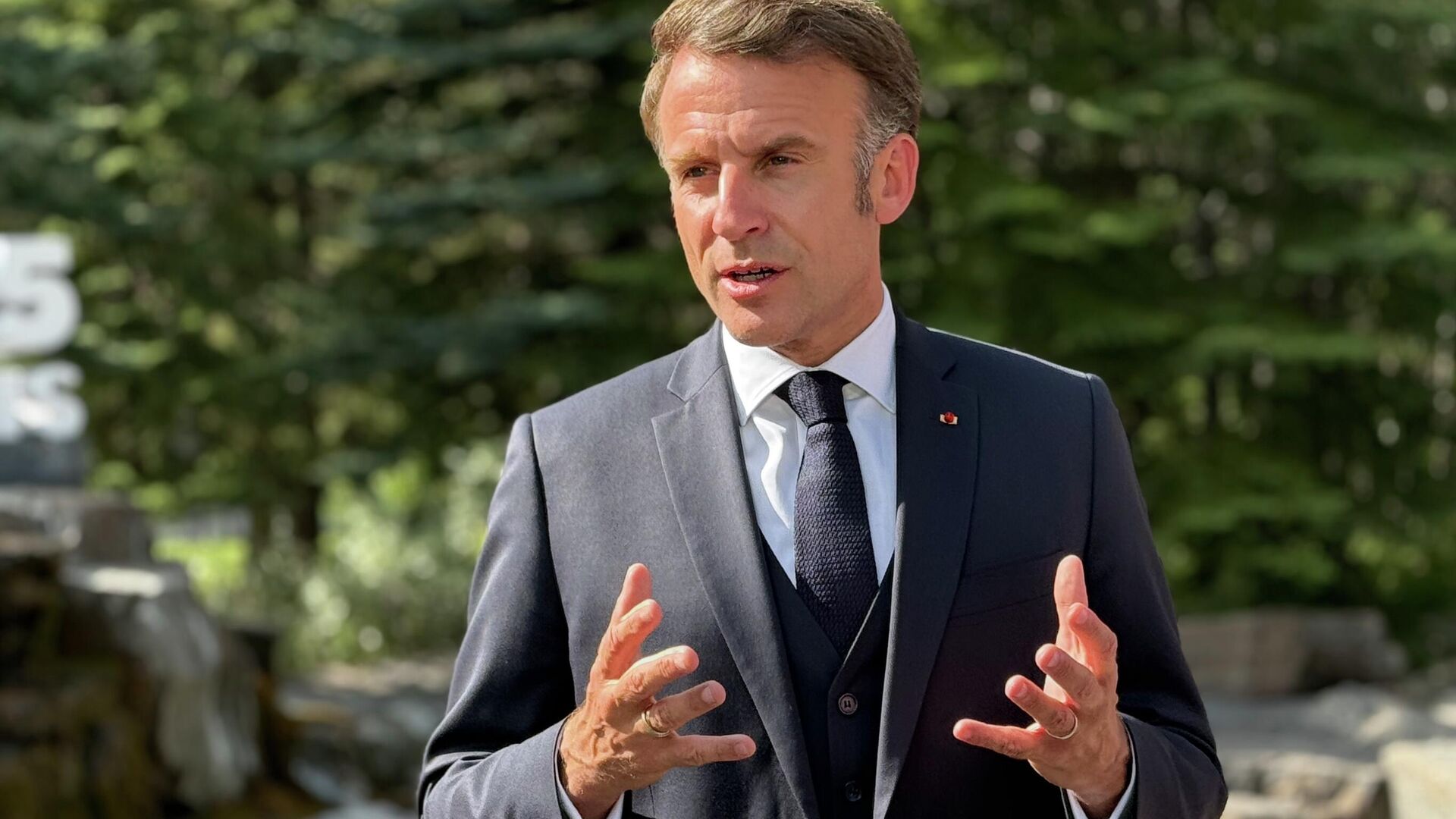 Президент Франции Эммануэль Макрон на полях саммита G7  - РИА Новости, 1920, 17.06.2025