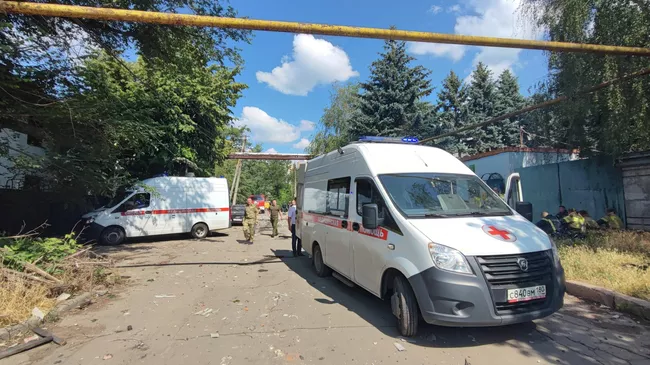 Машины скорой помощи в Ленинском районе Донецка, где дом получил повреждения вследствие удара ВСУ по городу