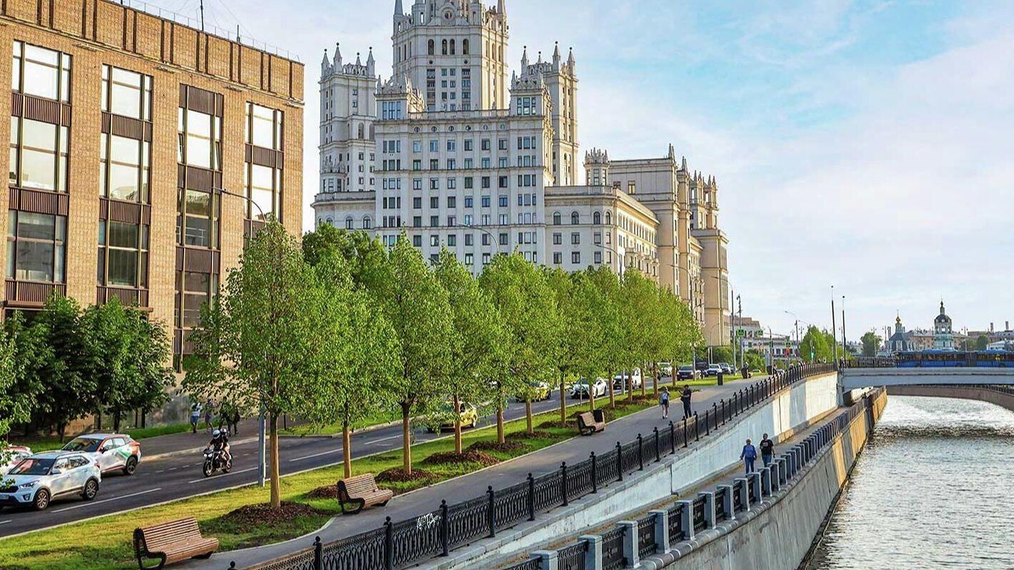 Специалисты комплекса городского хозяйства высадили более 700 крупномерных деревьев на набережных реки Яузы - РИА Новости, 1920, 17.06.2025