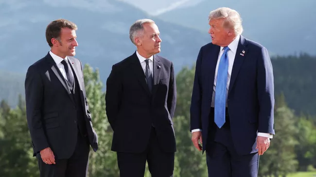 Президент Франции Эммануэль Макрон, премьер-министр Канады Марк Карни и президент США Дональд Трамп на саммите G7 в Кананаскисе