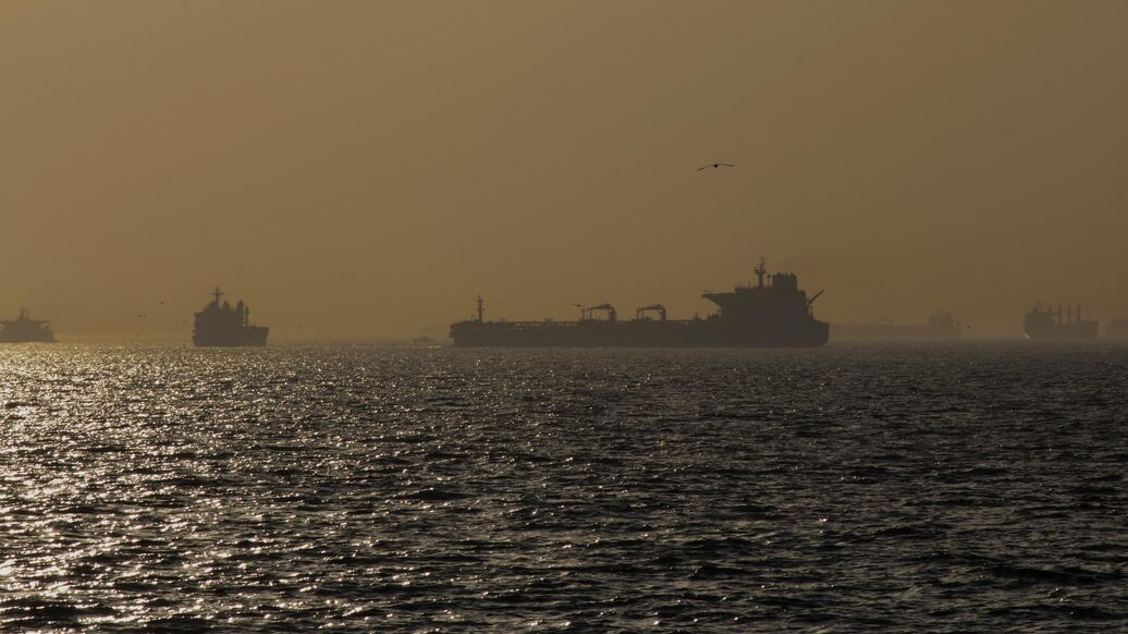 В Оманском заливе столкнулись два нефтяных танкера