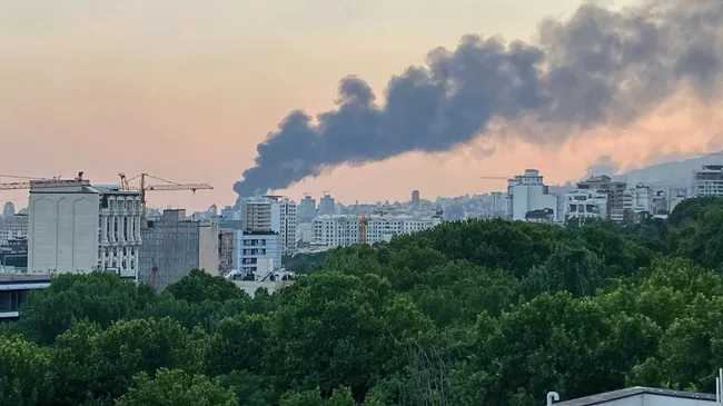 Дым на месте взрыва в Тегеране