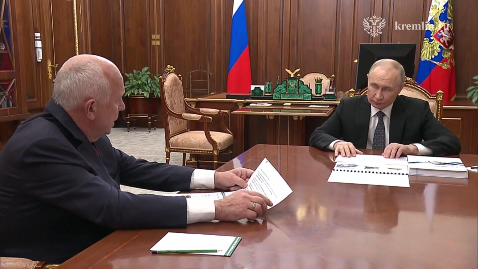 Путин на встрече с главой Ростеха Сергеем Чемезовым - РИА Новости, 1920, 17.06.2025