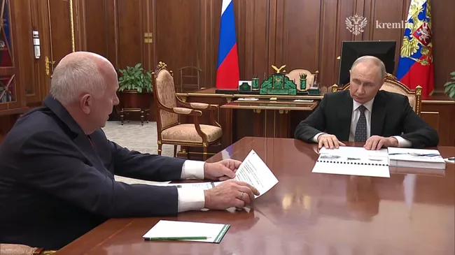 Путин на встрече с главой Ростеха Сергеем Чемезовым