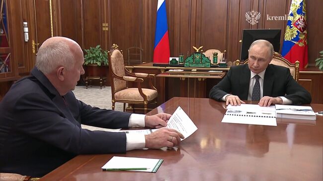 Путин на встрече с главой Ростеха Сергеем Чемезовым