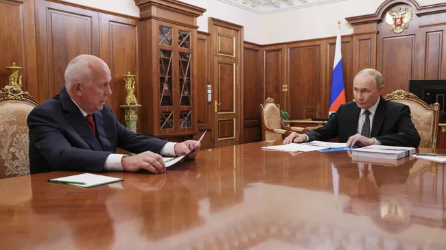 Президент РФ Владимир Путин и генеральный директор госкорпорации Ростех Сергей Чемезов во время встречи