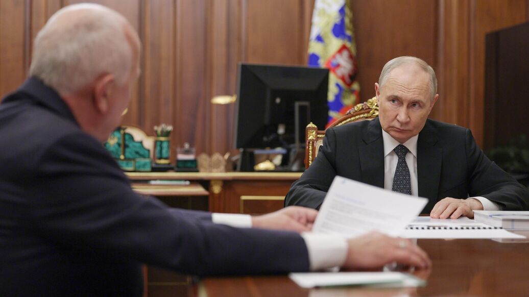 © РИА Новости / POOLПерейти в медиабанк<br>Президент РФ Владимир Путин и генеральный директор госкорпорации 