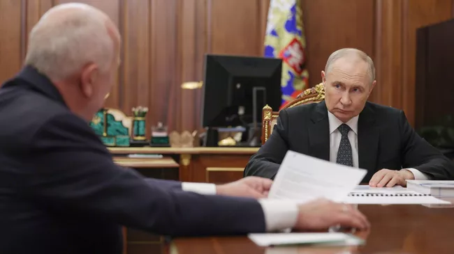 Президент РФ Владимир Путин и генеральный директор госкорпорации Ростех Сергей Чемезов во время встречи